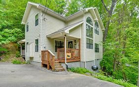 Gatlinburg Vacation Rental Balcony With Hot Tub!